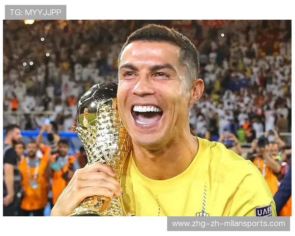 C罗新耳钉太闪，球迷表示被晃到：这次是真的“光芒万丈”！